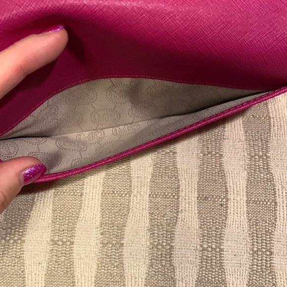 🥳 HP! 💞 MICHAEL KORS CHAIN WRISTLET PURSE - Picture 5 of 15